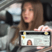 CNH digital brasileira sendo exibida em smartphone enquanto motorista está no carro, com a data limite para entrega de documentos para a CNH gratuita.