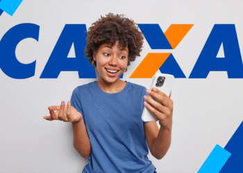 Mulher sorrindo, olhando para o celular, com a logo da Caixa Econômica ao fundo. A imagem ilustra como encontrar o número da agência e conta do cartão da Caixa.