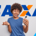 Mulher sorrindo, olhando para o celular, com a logo da Caixa Econômica ao fundo. A imagem ilustra como encontrar o número da agência e conta do cartão da Caixa.
