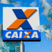 Logo da Caixa Econômica Federal com notas de R$ 100 ao fundo, destacando a nova lista de brasileiros que podem sacar até R$ 6.2 mil.
