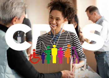 Mulher sorrindo enquanto recebe uma caixa de ajuda social, com o logo do CRAS destacando diversidade e inclusão.