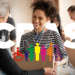 Mulher sorrindo enquanto recebe uma caixa de ajuda social, com o logo do CRAS destacando diversidade e inclusão.