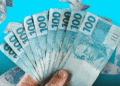 Uma mão segurando várias notas de R$ 100, com outras notas flutuando ao redor, ilustrando o tema de finanças, dinheiro e orçamento.
