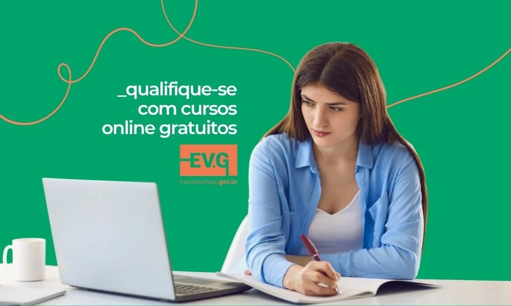 Mulher estudando em frente ao computador, destacando a plataforma de cursos online gratuitos da EV.G.