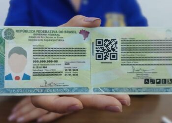 Modelo de RG brasileiro moderno, com dados pessoais, QR Code e informações sobre a validade do documento.