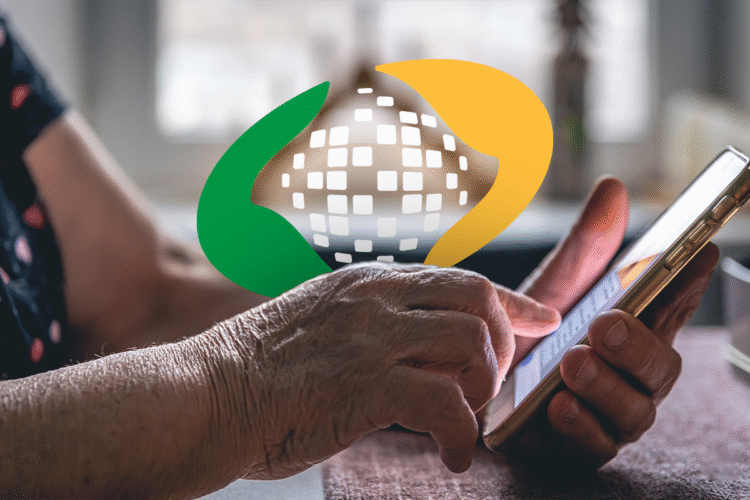 Uma pessoa idosa utiliza um smartphone para acessar o serviço de perícia conectada do INSS, simbolizando a digitalização dos serviços previdenciários.