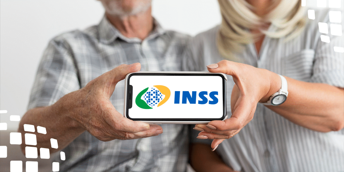 Casal idoso mostrando logo do INSS no celular, evidenciando benefícios de aposentadoria, pensão e auxílio.
