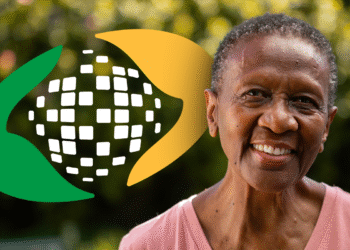 Mulher sorrindo com fundo desfocado e a logo do INSS.