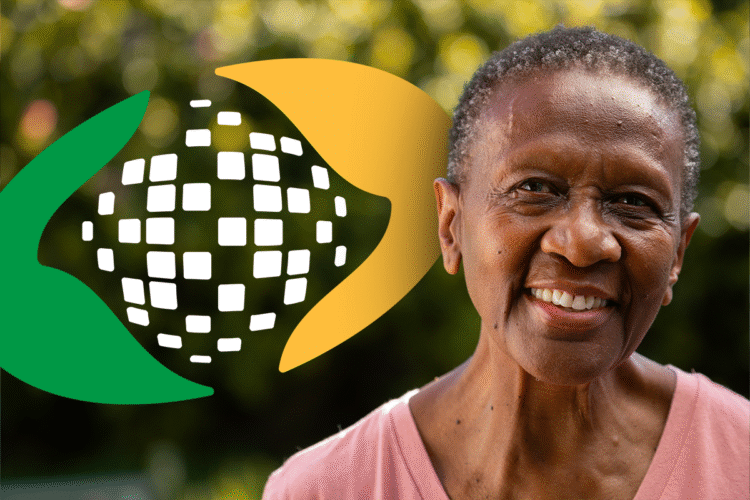 Mulher sorrindo com fundo desfocado e a logo do INSS.