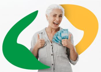 Aposentada segurando cédulas de R$100 com gesto de positivo, representando pagamento de atrasados do INSS.