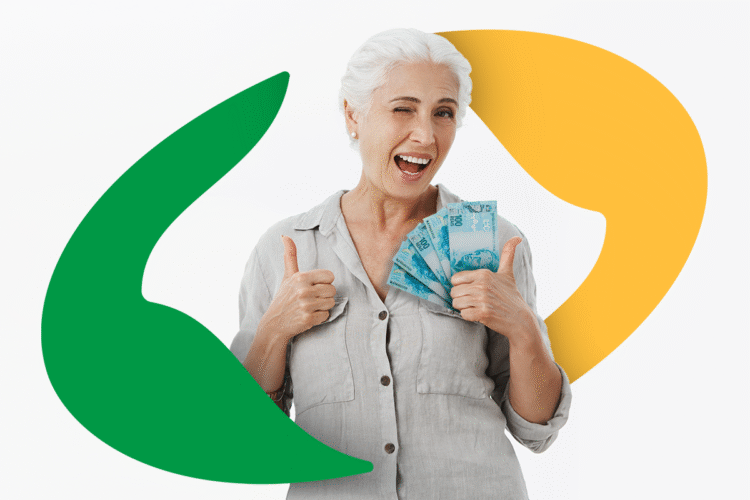Aposentada segurando cédulas de R$100 com gesto de positivo, representando pagamento de atrasados do INSS.