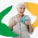 Aposentada segurando cédulas de R$100 com gesto de positivo, representando pagamento de atrasados do INSS.