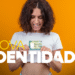 Pessoa sorrindo enquanto segura a nova identidade brasileira.