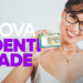 Mulher sorrindo segurando a nova identidade brasileira, representando a renovação do documento de identidade.