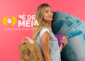 Imagem de estudante com mochila e livros, ilustrando o programa Pé-de-Meia 2025, que oferece apoio financeiro para alunos do ensino médio público.