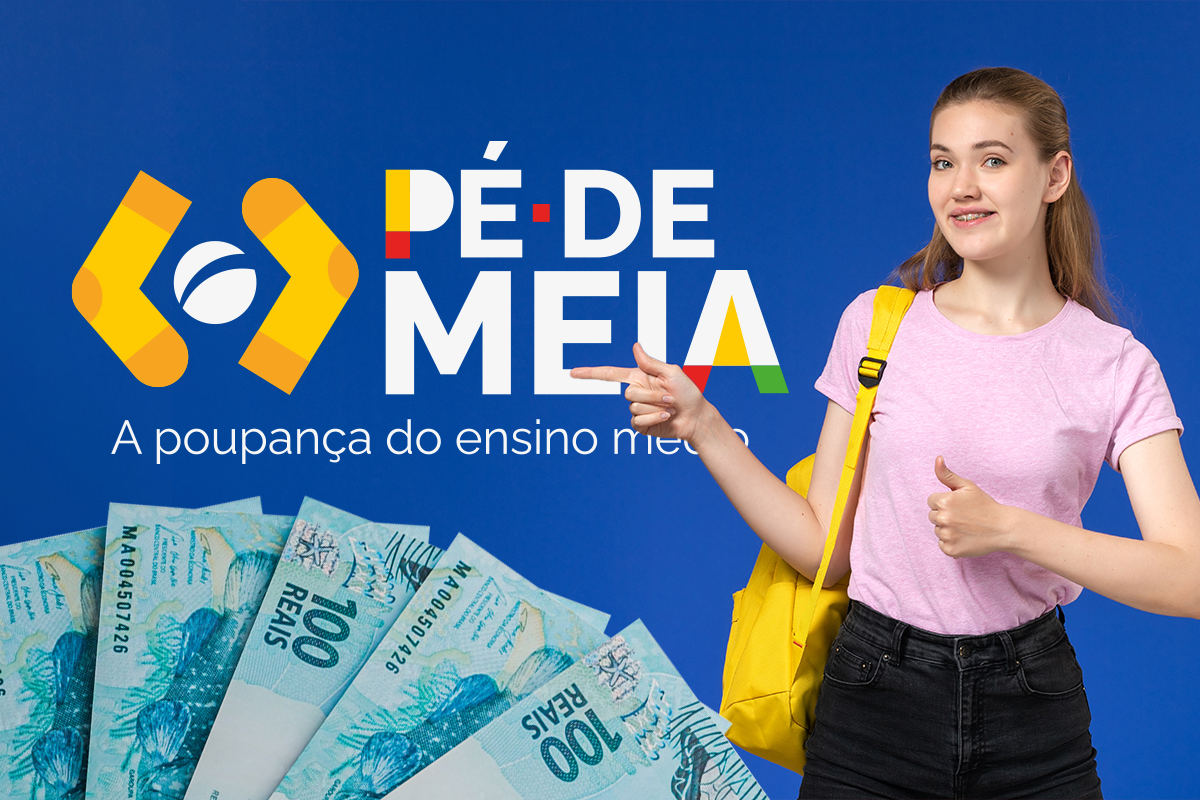 Estudante aponta para o logo do programa Pé-de-Meia ao lado de notas de cem reais