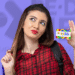 Imagem promocional do cartão Pé-de-Meia com uma jovem segurando o cartão, destacando a campanha de poupança