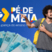 Imagem de jovem sorrindo com uma mochila amarela, ao lado de cédulas de R$ 100, representando o programa de poupança Pé-de-Meia para o ensino médio.