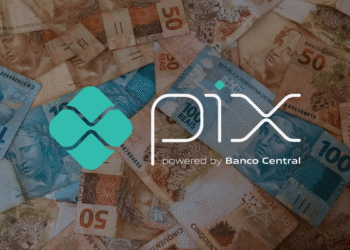 Notas de real e logotipo do Pix representam pagamento extra do Bolsa Família em agosto
