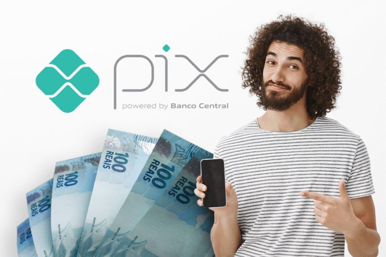 Homem com celular apontando para logo do PIX e notas de 100 reais