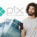 Homem com celular apontando para logo do PIX e notas de 100 reais