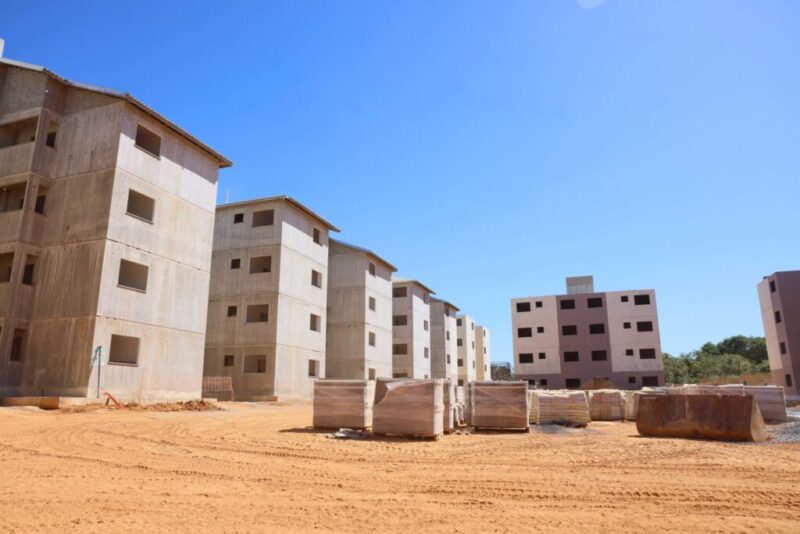 Edifícios residenciais em construção do programa habitacional popular com estruturas de concreto sob céu azul