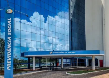 Imagem da fachada do INSS, destacando a estrutura do órgão responsável pelo pagamento de benefícios sociais, com o logotipo Previdência Social visível.