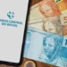 Imagem do Banco Central do Brasil mostrando notas de R$ 100, R$ 50, e moedas, com um celular exibindo o logo do Banco Central, sobre dinheiro esquecido.