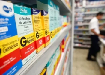 Prateleira de medicamentos genéricos em uma farmácia, com foco no alerta sobre o uso indevido de dados no Programa Farmácia Popular.