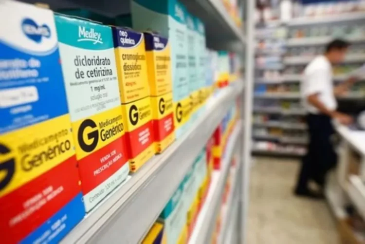 Prateleira de medicamentos genéricos em uma farmácia, com foco no alerta sobre o uso indevido de dados no Programa Farmácia Popular.
