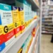 Prateleira de medicamentos genéricos em uma farmácia, com foco no alerta sobre o uso indevido de dados no Programa Farmácia Popular.