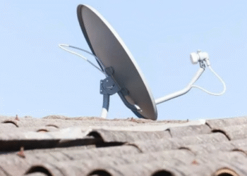 Antena parabólica digital instalada em telhado no Rio Grande do Norte, parte do programa Brasil Antenado.