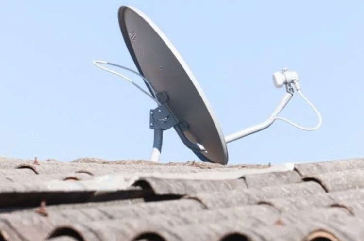Antena parabólica digital instalada em telhado no Rio Grande do Norte, parte do programa Brasil Antenado.