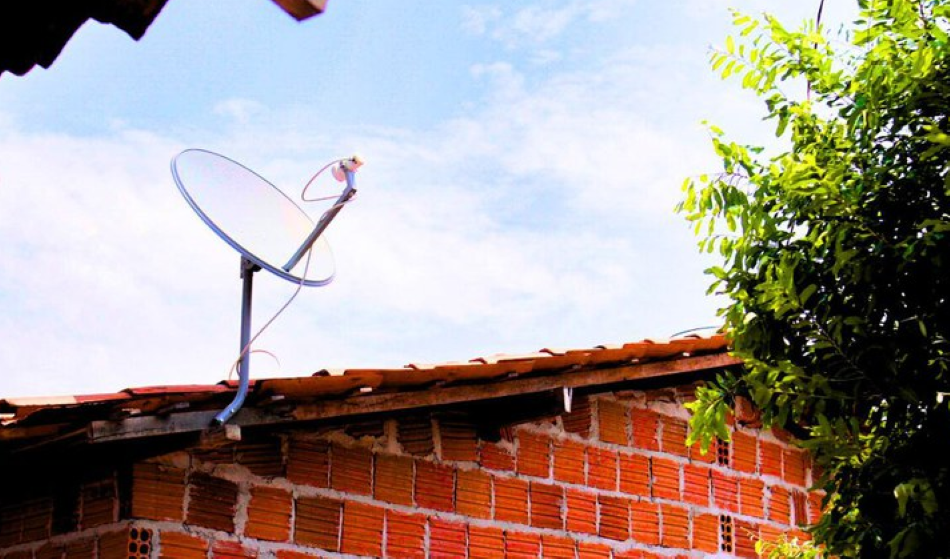 Antena parabólica digital instalada em telhado no Rio Grande do Norte