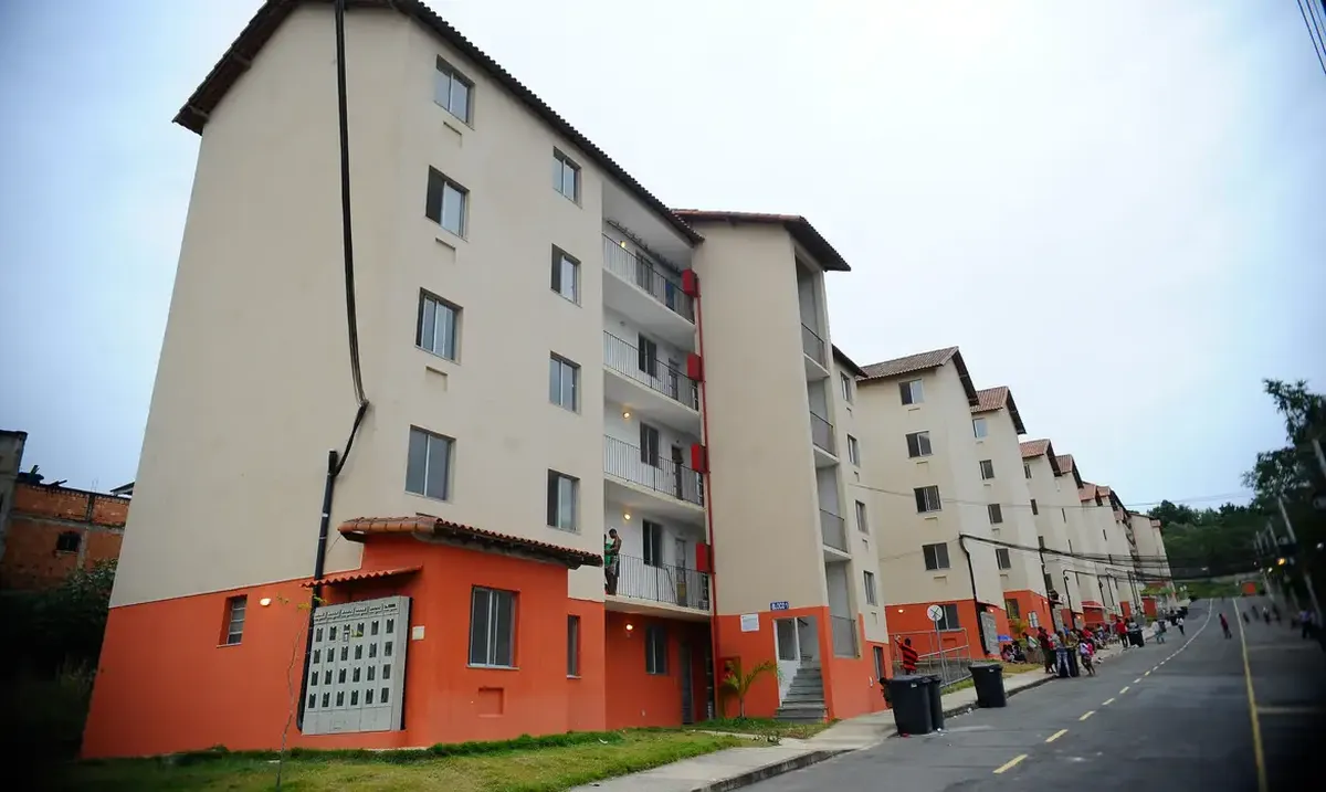 Conjunto habitacional moderno em área urbana, ideal para solicitação de auxílio moradia.