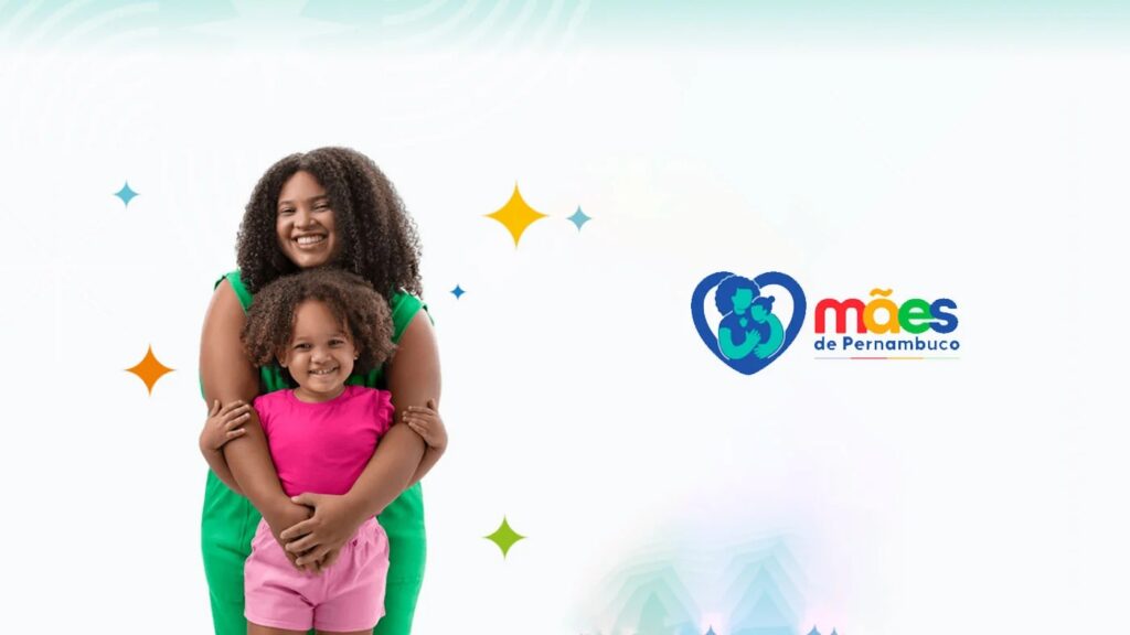 Mãe sorridente abraçando a filha ao lado do logo do programa Mães de Pernambuco