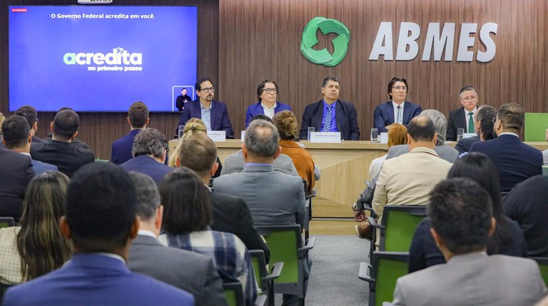 Evento de lançamento da plataforma "Seu Primeiro Passo" promovido pela ABMES, com autoridades presentes.