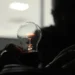 Uma lâmpada acesa simbolizando iluminação e esperança para famílias baianas beneficiadas.