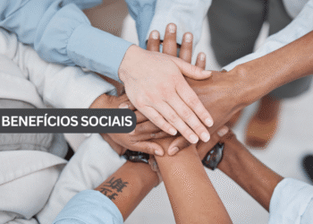 Mãos se unindo em apoio aos benefícios sociais, com ênfase em assistência e apoio comunitário.