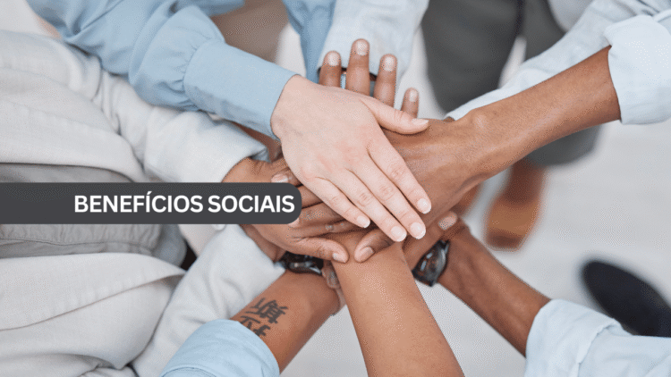 Mãos se unindo em apoio aos benefícios sociais, com ênfase em assistência e apoio comunitário.