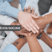 Mãos se unindo em apoio aos benefícios sociais, com ênfase em assistência e apoio comunitário.