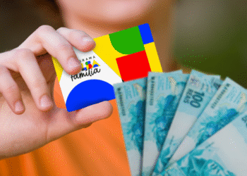 Cartão do programa Bolsa Família com dinheiro em espécie.