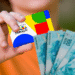 Cartão do programa Bolsa Família com dinheiro em espécie.