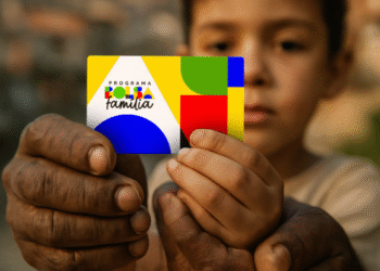 Criança segurando cartão do Programa Bolsa Família.