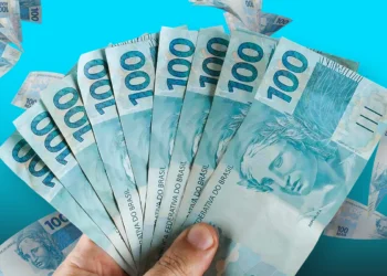 Notas de 100 reais, representando o pagamento do Bolsa Família de agosto para os beneficiários com final de NIS 1, 2, 3, 4, 5 e 6.