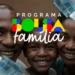 Família sorrindo com notas de R$ 100 ao fundo, representando o benefício do Bolsa Família