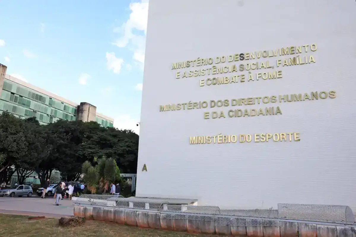 Ministérios responsáveis por políticas sociais e esportivas no Brasil em colaboração com o UNICEF