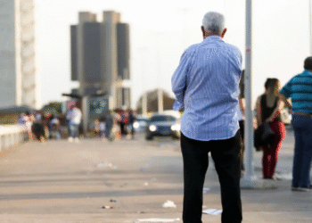 Idoso olhando para a multidão durante manifestação sobre mudanças no BPC.