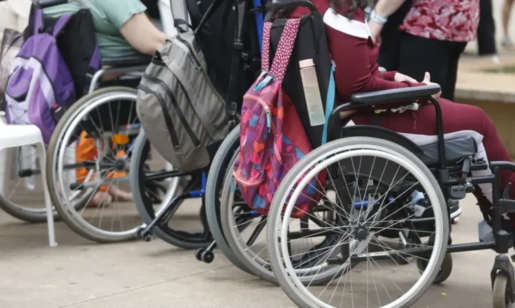 Cadeiras de rodas com mochilas, simbolizando a inclusão no programa BPC na Escola 2025.