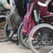 Cadeiras de rodas com mochilas, simbolizando a inclusão no programa BPC na Escola 2025.